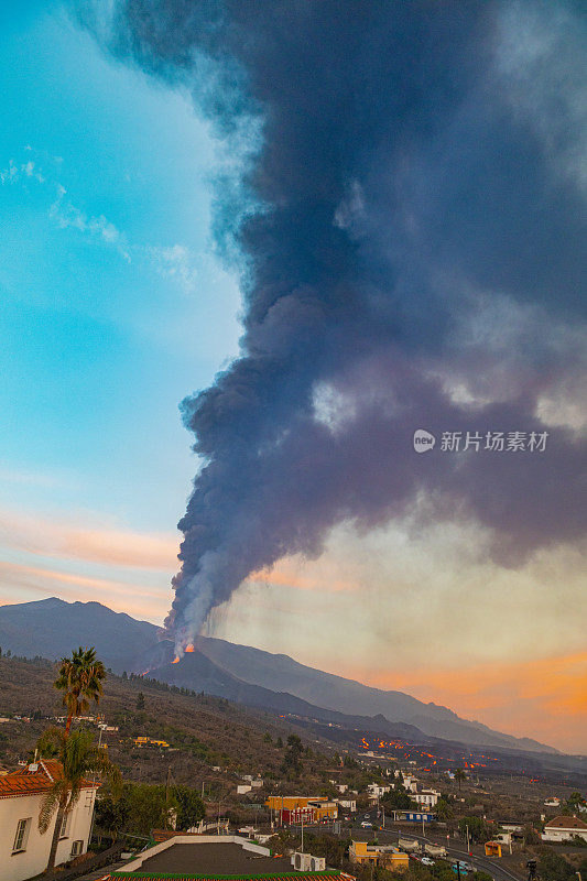 Cumbre Vieja火山在日落时喷发。